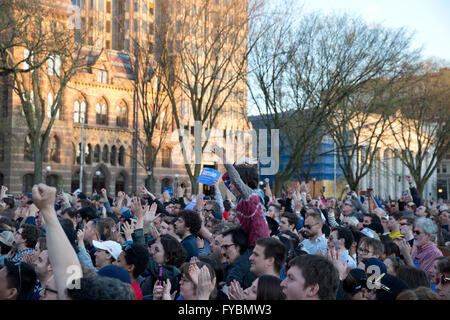 Hartford, Connecticut, USA. 24. April 2016. Die Massen jubeln während des Wartens auf Senator Bernie Sanders bei einer Kundgebung in Hartford, Connecticut.  Bernie Sanders ist eine demokratische Kandidat, der gegen Hillary Clinton während der Vorwahlen 2016 ausgeführt wird. Al Thompson/Alamy Live-Nachrichten Stockfoto