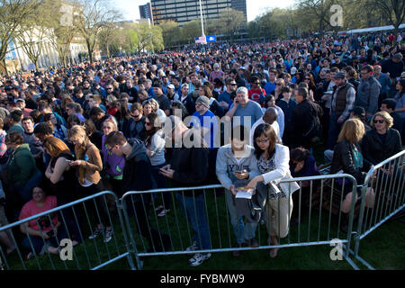 Hartford, Connecticut, USA. 24. April 2016. Massen warten Senator Bernie Sanders bei einer Kundgebung in Hartford, Connecticut.  Bernie Sanders ist eine demokratische Kandidat, der gegen Hillary Clinton während der Vorwahlen 2016 ausgeführt wird. Al Thompson/Alamy Live-Nachrichten Stockfoto