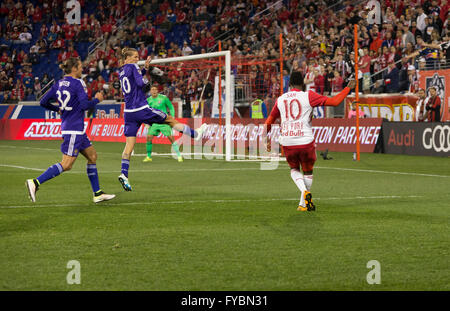 Harrison, New York, USA. 24. April 2016. Lloyd Sam (10) der Red Bulls Angriffe auf Red Bulls Arena beim Spiel gegen Orlando City SC, Red Bulls gewann mit Ergebnis 3-2 Credit: Lev Radin/Alamy Live-Nachrichten Stockfoto