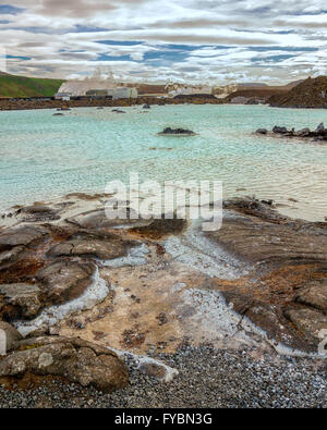 Reykjanes Halbinsel, Süd-West Island, Island. 5. August 2015. Die berühmten künstlichen Blue Lagoon geothermische Wellnessbereich befindet sich in einem Lavafeld in GrindavÃk auf der Halbinsel Reykjanes, südwestlichen Island ist die Wasser-Ausgabe des nahe gelegenen Geothermiekraftwerk Svartsengi (hinten) gespeist. Die warmen Gewässer sind reich an Mineralien und angeblich Menschen mit Hautkrankheiten helfen. Ein beliebtes Touristenziel ist es eines der meist besuchten Attraktionen in Island, wo Tourismus ein wachsender Sektor der Wirtschaft geworden. © Arnold Drapkin/ZUMA Draht/Alamy Live-Nachrichten Stockfoto