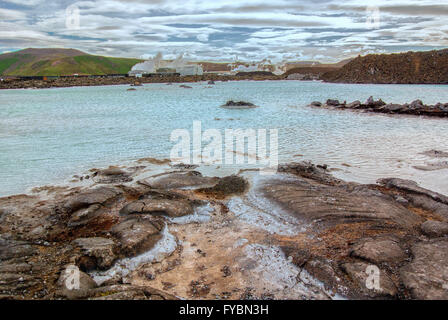 Reykjanes Halbinsel, Süd-West Island, Island. 5. August 2015. Die berühmten künstlichen Blue Lagoon geothermische Wellnessbereich befindet sich in einem Lavafeld in GrindavÃk auf der Halbinsel Reykjanes, südwestlichen Island ist die Wasser-Ausgabe des nahe gelegenen Geothermiekraftwerk Svartsengi (hinten) gespeist. Die warmen Gewässer sind reich an Mineralien und angeblich Menschen mit Hautkrankheiten helfen. Ein beliebtes Touristenziel ist es eines der meist besuchten Attraktionen in Island, wo Tourismus ein wachsender Sektor der Wirtschaft geworden. © Arnold Drapkin/ZUMA Draht/Alamy Live-Nachrichten Stockfoto