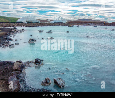 Reykjanes Halbinsel, Süd-West Island, Island. 5. August 2015. Die berühmten künstlichen Blue Lagoon geothermische Wellnessbereich befindet sich in einem Lavafeld in GrindavÃk auf der Halbinsel Reykjanes, südwestlichen Island ist die Wasser-Ausgabe des nahe gelegenen Geothermiekraftwerk Svartsengi (hinten) gespeist. Die warmen Gewässer sind reich an Mineralien und angeblich Menschen mit Hautkrankheiten helfen. Ein beliebtes Touristenziel ist es eines der meist besuchten Attraktionen in Island, wo Tourismus ein wachsender Sektor der Wirtschaft geworden. © Arnold Drapkin/ZUMA Draht/Alamy Live-Nachrichten Stockfoto