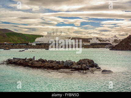 Reykjanes Halbinsel, Süd-West Island, Island. 5. August 2015. Die berühmten künstlichen Blue Lagoon geothermische Wellnessbereich befindet sich in einem Lavafeld in GrindavÃk auf der Halbinsel Reykjanes, südwestlichen Island ist die Wasser-Ausgabe des nahe gelegenen Geothermiekraftwerk Svartsengi (hinten) gespeist. Die warmen Gewässer sind reich an Mineralien und angeblich Menschen mit Hautkrankheiten helfen. Ein beliebtes Touristenziel ist es eines der meist besuchten Attraktionen in Island, wo Tourismus ein wachsender Sektor der Wirtschaft geworden. © Arnold Drapkin/ZUMA Draht/Alamy Live-Nachrichten Stockfoto