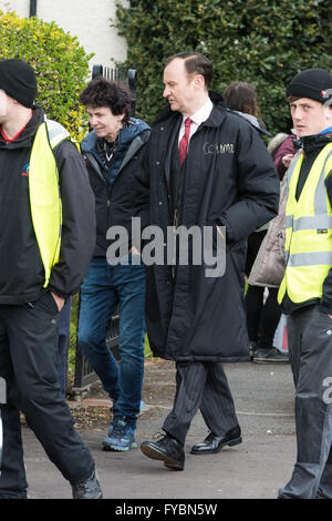 Cardiff, UK. 25. April 2016. Mark Gatiss spielt Mycroft ist am Set von Sherlock entdeckt.   Bildnachweis: Polly Thomas/Alamy Live-Nachrichten Stockfoto