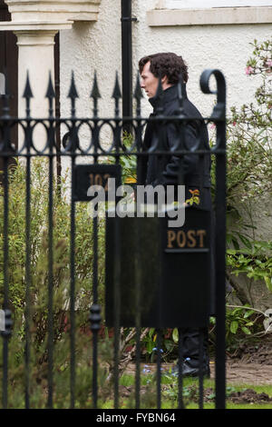 Cardiff, UK. 25. April 2016. Benedict Cumberbatch ist am Set von Sherlock entdeckt.   Bildnachweis: Polly Thomas/Alamy Live-Nachrichten Stockfoto