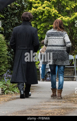 Cardiff, UK. 25. April 2016. Benedict Cumberbatch ist am Set von Sherlock entdeckt.   Bildnachweis: Polly Thomas/Alamy Live-Nachrichten Stockfoto