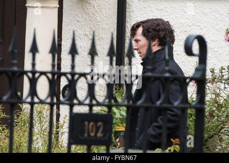 Cardiff, UK. 25. April 2016. Benedict Cumberbatch ist am Set von Sherlock entdeckt.   Bildnachweis: Polly Thomas/Alamy Live-Nachrichten Stockfoto