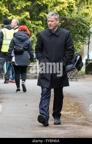 Cardiff, UK. 25. April 2016. Rupert Graves, der Lestrade spielt, ist am Set von Sherlock entdeckt.   Bildnachweis: Polly Thomas/Alamy Live-Nachrichten Stockfoto