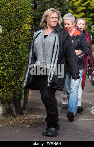 Cardiff, UK. 25. April 2016. Produzentin Sue Vertue ist am Set von Sherlock entdeckt.   Bildnachweis: Polly Thomas/Alamy Live-Nachrichten Stockfoto