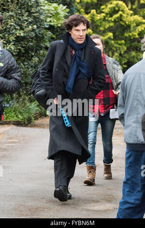 Cardiff, UK. 25. April 2016. Benedict Cumberbatch ist am Set von Sherlock entdeckt.   Bildnachweis: Polly Thomas/Alamy Live-Nachrichten Stockfoto