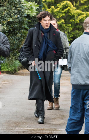 Cardiff, UK. 25. April 2016. Benedict Cumberbatch ist am Set von Sherlock entdeckt.   Bildnachweis: Polly Thomas/Alamy Live-Nachrichten Stockfoto