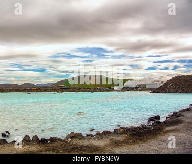 5. August 2015 - speist Reykjanes Halbinsel, Süd-West Island, Island - das berühmte künstlichen Blue Lagoon geothermische Spa befindet sich in einem Lavafeld in GrindavÃk auf der Halbinsel Reykjanes, südwestlichen Island, durch die Wasser-Ausgabe des nahe gelegenen Geothermiekraftwerk Svartsengi (hinten). Die warmen Gewässer sind reich an Mineralien und angeblich Menschen mit Hautkrankheiten helfen. Ein beliebtes Touristenziel ist es eines der meist besuchten Attraktionen in Island, wo Tourismus ein wachsender Sektor der Wirtschaft geworden. (Kredit-Bild: © Arnold Drapkin über ZUMA Draht) Stockfoto