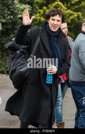 Cardiff, UK. 25. April 2016. Benedict Cumberbatch ist am Set von Sherlock entdeckt.   Bildnachweis: Polly Thomas/Alamy Live-Nachrichten Stockfoto