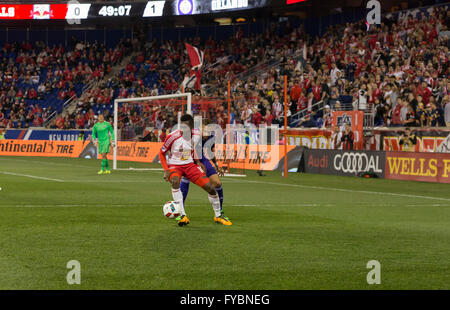 Harrison, New York, USA. 24. April 2016. Lloyd Sam (10) der Red Bulls Angriffe auf Red Bulls Arena beim Spiel gegen Orlando City SC, Red Bulls gewann mit Ergebnis 3-2 Credit: Lev Radin/Alamy Live-Nachrichten Stockfoto