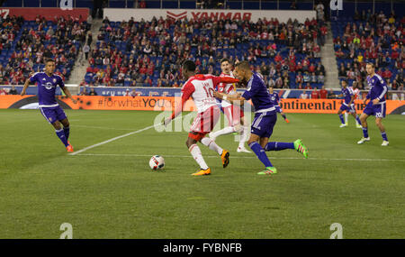 Harrison, New York, USA. 24. April 2016. Lloyd Sam (10) der Red Bulls Angriffe auf Red Bulls Arena beim Spiel gegen Orlando City SC, Red Bulls gewann mit Ergebnis 3-2 Credit: Lev Radin/Alamy Live-Nachrichten Stockfoto