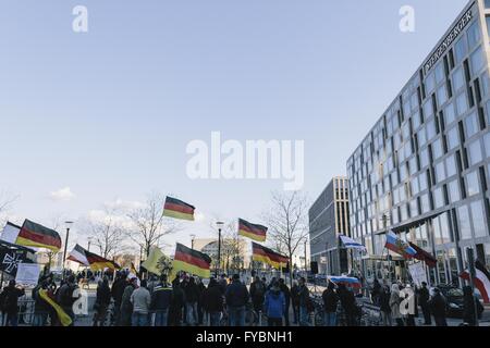 Berlin, Berlin, Deutschland. 25. April 2016. Demonstranten während der rechten Baergida Kundgebung vor dem Berliner Hauptbahnhof. Baergida, eine Anti-islamische, Anti-Immigration, rechtsextreme Bewegung treffen zum 69. Mal seit ihrer ersten Kundgebung im Januar 2015. © Jan Scheunert/ZUMA Draht/Alamy Live-Nachrichten Stockfoto