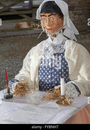 Frau Vogelscheuche ein Stroh Schriftsteller Schriftsteller in Wray, Lancashire, UK, 25. April 2016. Charlotte Brontë bei Wray jährliche Scarecrow Festival. Die Dorfbewohner sind wieder in Erstellt einige seltsame, verrückte und wunderbare Vogelscheuche Kreationen Besucher zu begeistern. Jährlich Dorf Wray Hosts eine Anzeige der Vogelscheuchen in mit einem Thema in der Schule zu passen, mit Kreationen tauchen auf Gärten, spähen aus Fenstern und auf Balkonen. Stockfoto