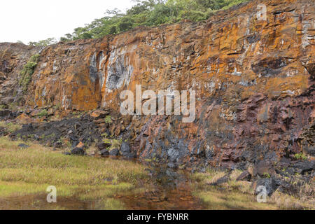 Felsvorsprung Öl mit Felsen in einem alten Steinbruch in Provinz Napo, Ecuador. Stockfoto