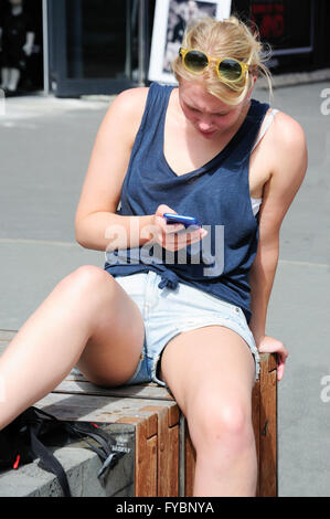 Junge Frau auf dem Handy in Re: START Container Mall, Cashel Street, Christchurch, Canterbury, Neuseeland Stockfoto