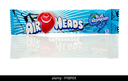 Winneconne, Wisconsin - 19. Februar 2016: Paket der Luft Köpfe in blauen Himbeer-Geschmack Stockfoto