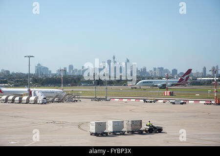 Qantas Airbus A380 mit CBD in Ferne am Flughafen Sydney Kingsford Smith, Maskottchen, Sydney, New South Wales, Australien Stockfoto