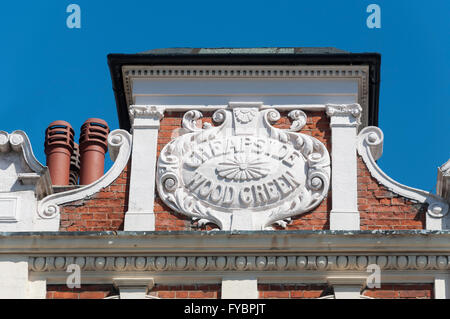 Pargeting auf Bau, Cheapside High Road, Wood Green, London Borough of Haringey, Greater London, England, Vereinigtes Königreich Stockfoto