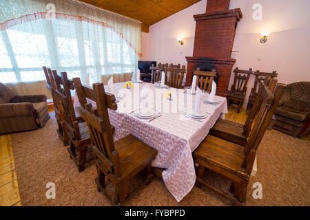 Hotel Appartements Interieur mit Kamin Stockfoto