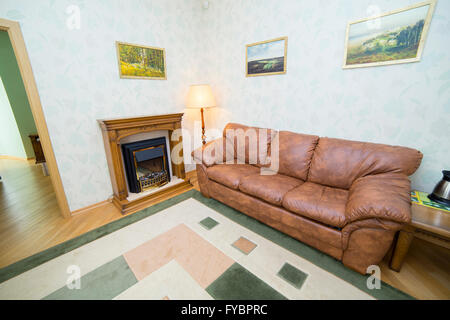 Hotel Appartements Interieur mit Kamin Stockfoto