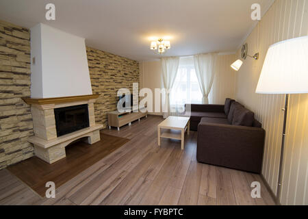 Hotel Appartements Interieur mit Kamin Stockfoto