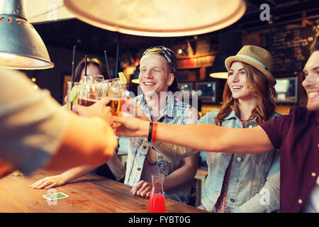 Glückliche Freunde trinken Bier in Bar oder Kneipe Stockfoto