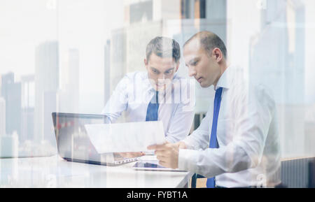 zwei Geschäftsleute mit Diskussion in Büro Stockfoto