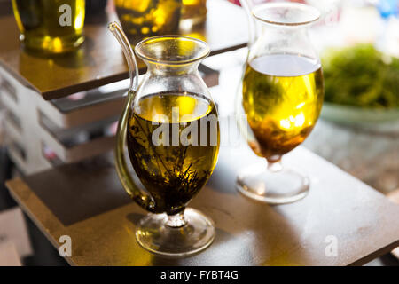 Nahaufnahme von Glaskanne mit extra vergin Olivenöl Stockfoto