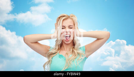 junge Frau hält auf den Kopf und schreiend Stockfoto