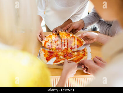 Nahaufnahme von Freunden oder Menschen, die Essen pizza Stockfoto