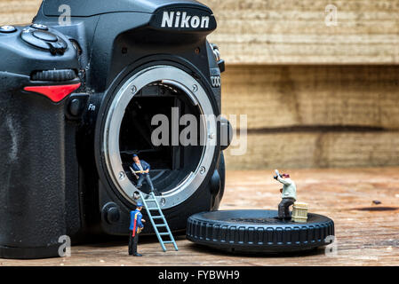 Reinigen der nikon Kamera mit kleinen Helfern Stockfoto