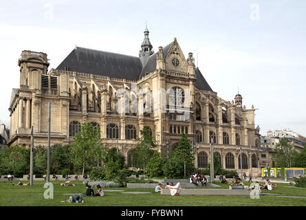 Menschen entspannen.Kirche St. Eustache Eglise Saint-Eustache und der Nelson Mandela Garten.Paris Frankreich. Stockfoto