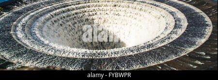 Wasser Rauschen durch den Überlauf, Ray Boswell Stockfoto