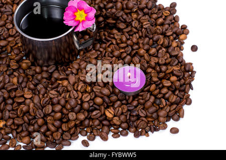 der Stahl Becher verziert mit einer Blume in Körner schwarzen Kaffee Stockfoto