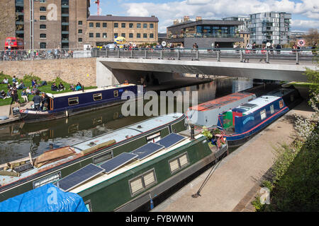 Fußgänger Fußgängerbrücke über Regents Canal führt zu Granary Square, KIngs Cross, London, UK Stockfoto