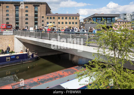 Fußgänger Fußgängerbrücke über Regents Canal führt zu Granary Square, KIngs Cross, London, UK Stockfoto