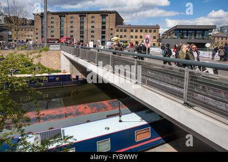 Fußgänger Fußgängerbrücke über Regents Canal führt zu Granary Square, KIngs Cross, London, UK Stockfoto