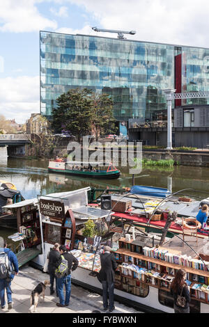 Kings Place und Word auf dem Wasser - Canal Boat Second Hand Bookshop, Regents Canal, Camden, London, UK Stockfoto