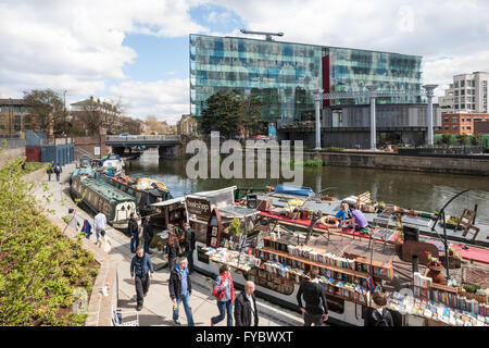 Kings Place und Word auf dem Wasser - Canal Boat Second Hand Bookshop, Regents Canal, Camden, London, UK Stockfoto