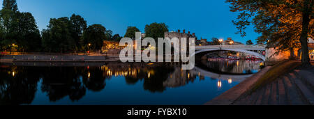 Abend-Panoramafoto des Flusses Ouse in York mit Lendal Bridge, Lendal Turm und das star Inn Restaurant City, North Yorks Stockfoto