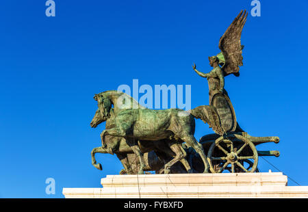 Statue der Göttin Victoria auf Vittorio Emanuele II Denkmal in Rom Stockfoto