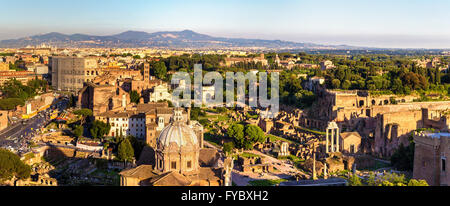 Ansicht des Forum Romanum mit Kolosseum Stockfoto