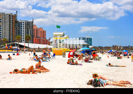 Rettungsschwimmer-Turm und Menschen am Clearwater Beach, Florida, stimmten die Nummer eins Strand in Amerika Stockfoto