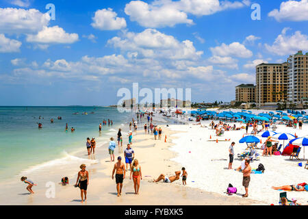 Waterfront Hotels und Menschen auf Clearwater Beach Florida, stimmten die Nummer eins Strand in Amerika Stockfoto