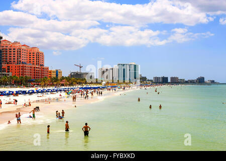 Waterfront Hotels und Menschen auf Clearwater Beach Florida, stimmten die Nummer eins Strand in Amerika Stockfoto