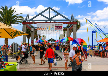 Menschen auf der Promenade am Eingang zu den Clearwater Beach Pier in Florida Stockfoto